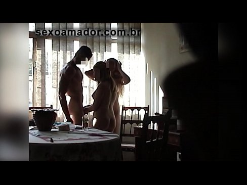 ❤️ Sex przyjaciele zapraszają gigantycznego mężczyznę i trójkąt z nim ❤❌ Fucking video at us ﹏