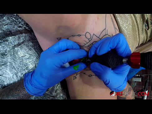 ❤️ Niezwykle wytatuowana laska Sully Savage zrobiła sobie tatuaż na łechtaczce ❤❌ Fucking video at us ﹏